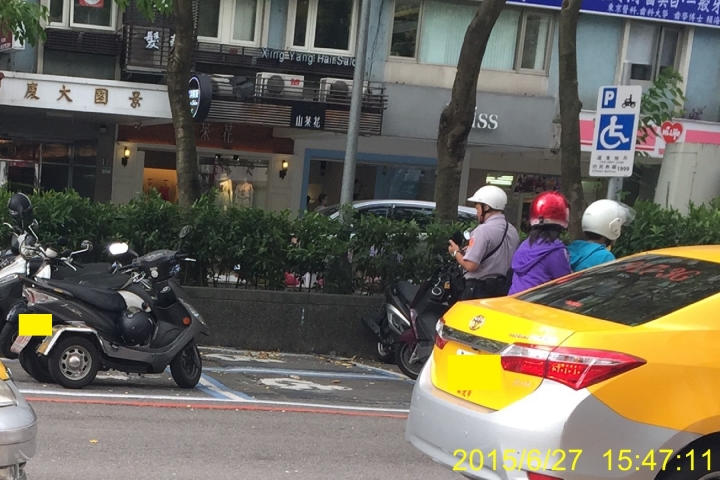 耍小聰明亂停車~看看警察如何處理~開單?不開單?~身心障礙專用停車位