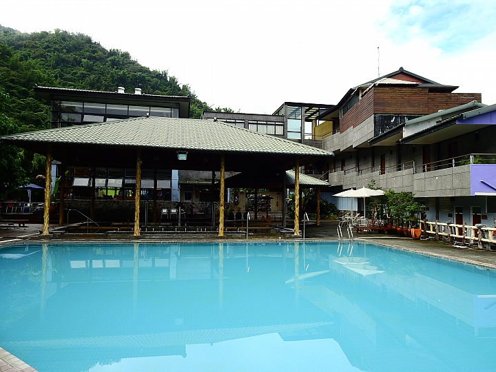 寶來天闊溫泉會館住宿、露營兩相宜,就是要泡湯。