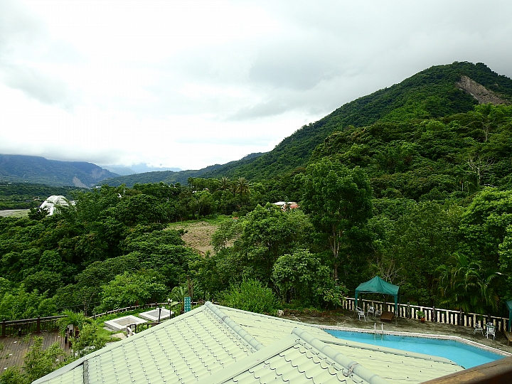 寶來天闊溫泉會館住宿、露營兩相宜,就是要泡湯。