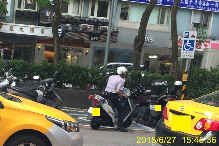 耍小聰明亂停車~看看警察如何處理~開單?不開單?~身心障礙專用停車位