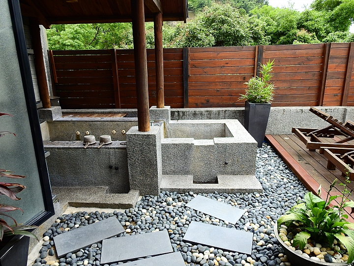 寶來天闊溫泉會館住宿、露營兩相宜,就是要泡湯。