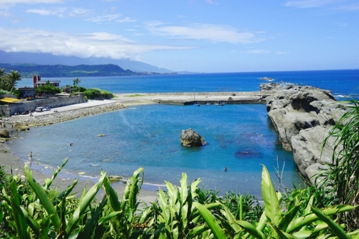 ▌台東成功‧私房旅遊景點 ▌台11線花東海岸公路·渾然天成的絕美海水游泳池【石雨傘小漁港】
