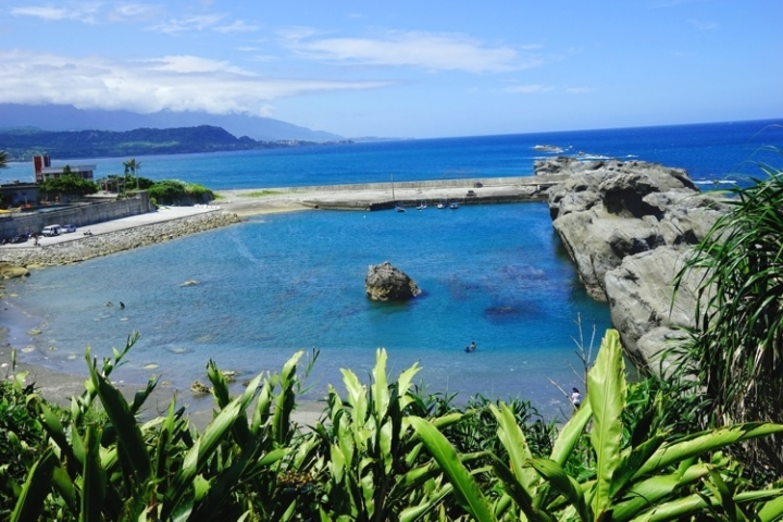 ▌台東成功‧私房旅遊景點 ▌台11線花東海岸公路·渾然天成的絕美海水游泳池【石雨傘小漁港】