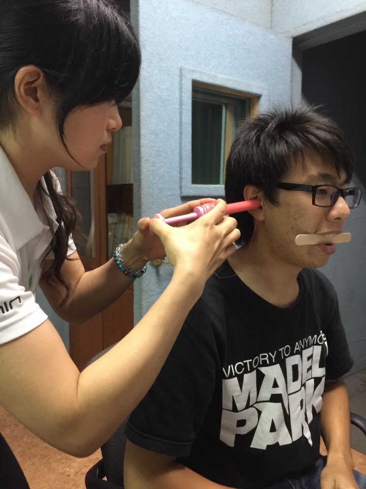 嘴角上揚的Vision Ears - VE4