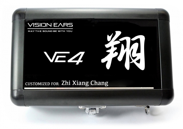 嘴角上揚的Vision Ears - VE4