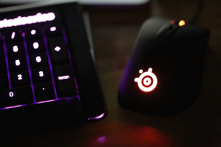 不專業開箱之..... SteelSeries 光學電競滑鼠 RIVAL