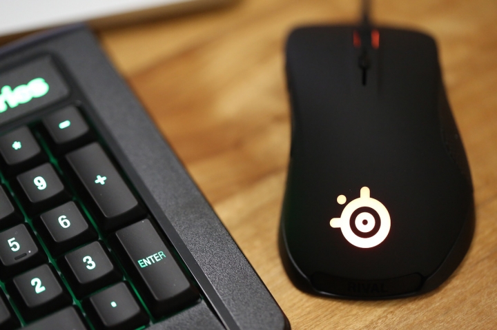 不專業開箱之..... SteelSeries 光學電競滑鼠 RIVAL