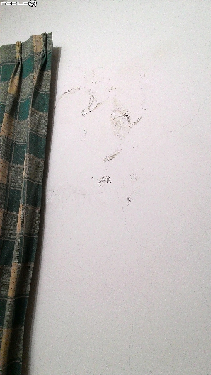 請問這是牆壁滲水還是窗戶?