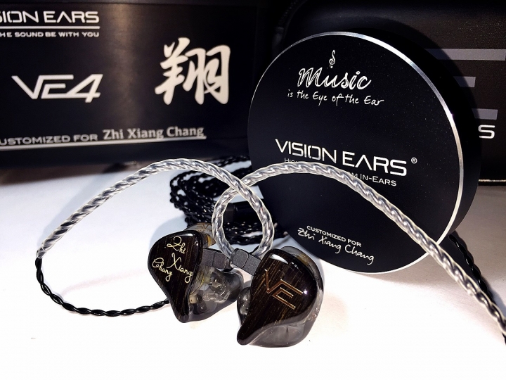 嘴角上揚的Vision Ears - VE4