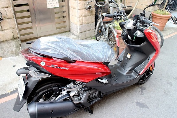 【羽諾開箱】SNAX赤焰紅不專業開箱文♥YAMAHA山葉機車SMAX 155 水冷跑旅♥附後置物箱開箱