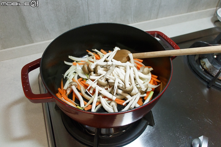 小惡魔鑄鐵鍋料理分享 綜合蔬菜炊飯