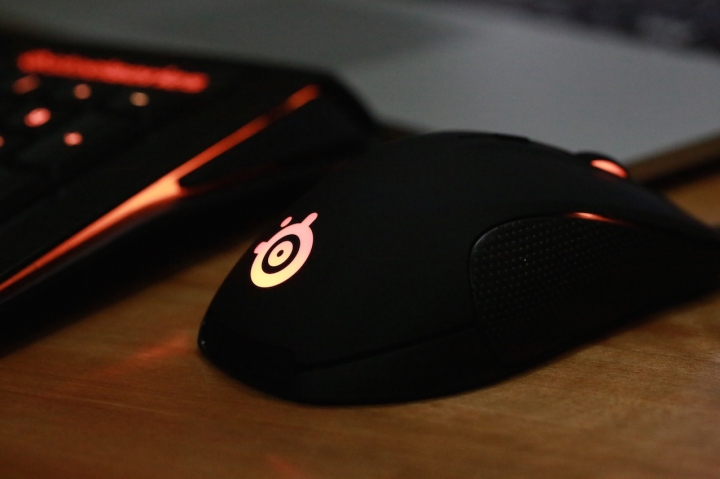 不專業開箱之..... SteelSeries 光學電競滑鼠 RIVAL