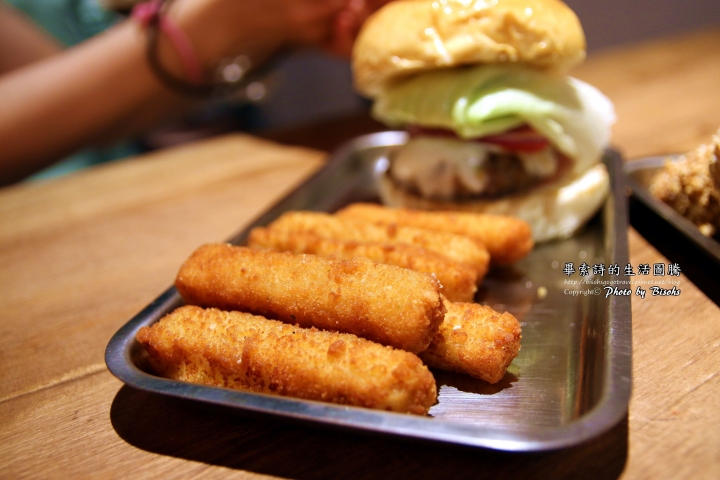 【食記】帶了就走,大口咬下 ─ TAKE OUT burger & cafe
