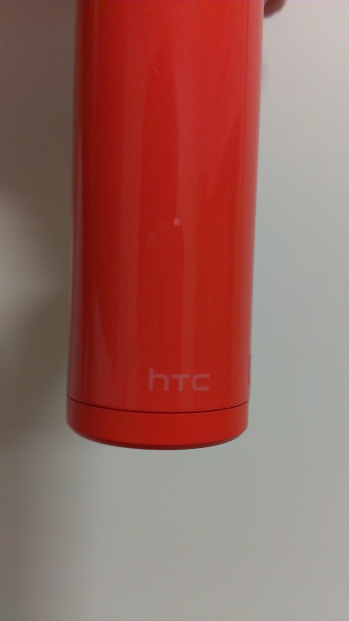 HTC RE 裂痕又來了,橘色也是會裂,買了活受罪,HTC只會講人損,要你吞下去 (9/16已更換re)