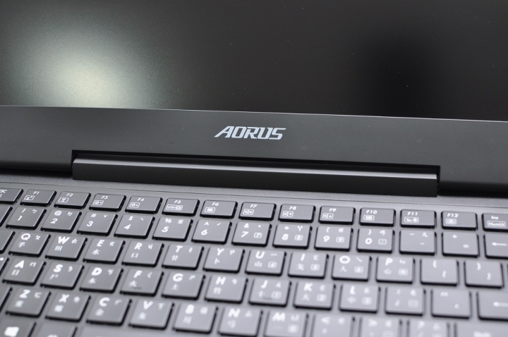 AORUS X3 Plus V3散熱能力令人驚艷的小霸王開箱分享