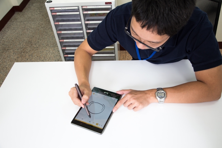 ASUS ZenPad S 8.0 Z580CA ,阿母拿來追劇、記事、玩Candy的新歡