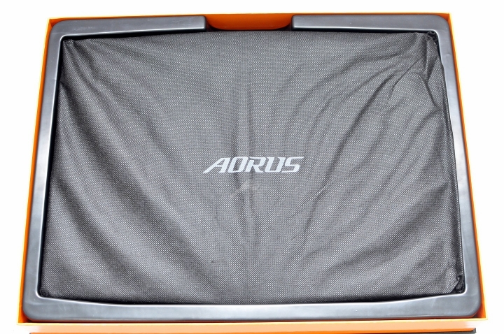 AORUS X5 強勢登場,基本開箱介紹