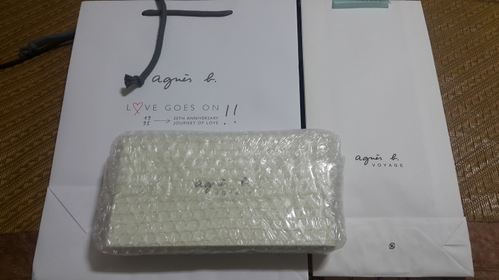 開箱!!想了很久終於入手的agnes.b壓紋拉鍊長夾