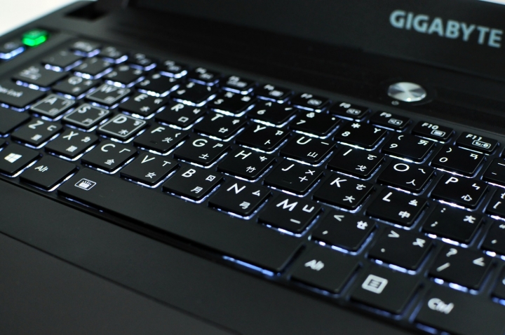 GIGABYTE P37X 外觀與規格開箱分享,出色的顯卡溫度表現(P37K與P37W亦可參考)