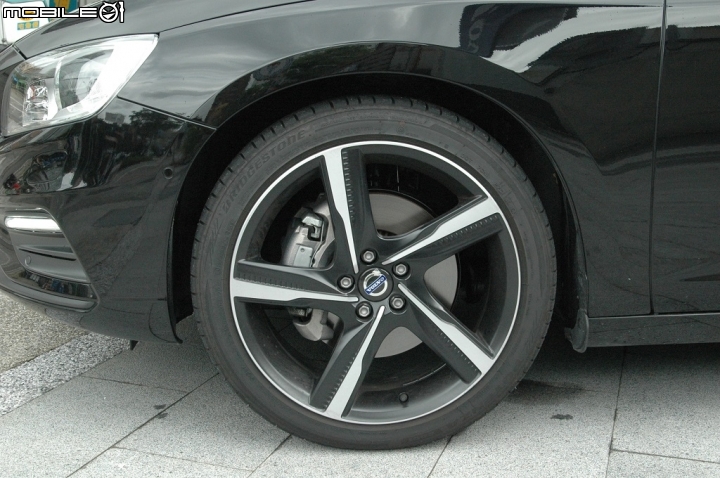 VOLVO V60 T6 R-Design 306 HP強悍馬力勁道十足