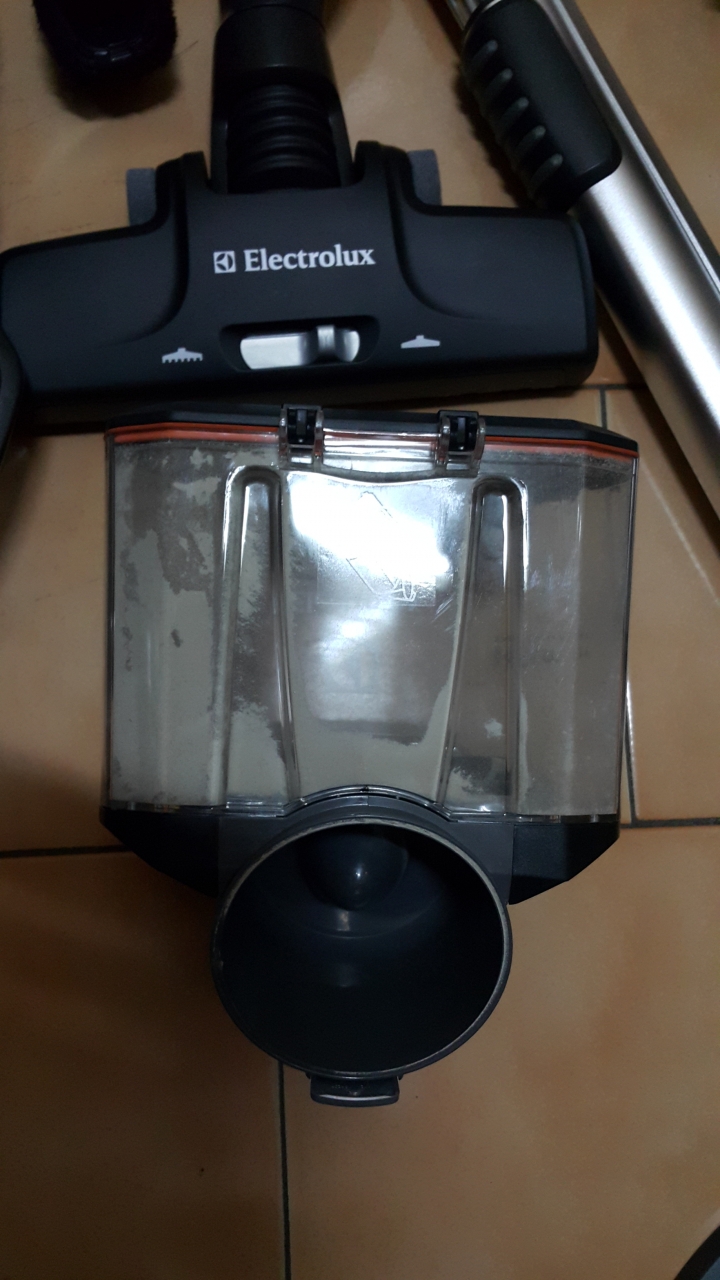Electrolux瑞典伊萊克斯頂級及塵盒電動除螨吸塵器 ZUF4207ACT【歐洲原裝】開箱文及使用心得
