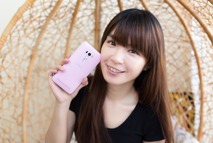 最超值的自拍神機,ASUS ZenFone Selfie 女孩不需再煩惱素顏自拍問題