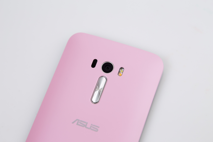 最超值的自拍神機,ASUS ZenFone Selfie 女孩不需再煩惱素顏自拍問題
