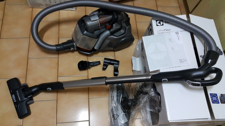 Electrolux瑞典伊萊克斯頂級及塵盒電動除螨吸塵器 ZUF4207ACT【歐洲原裝】開箱文及使用心得