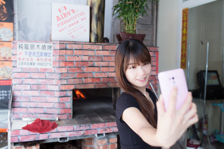 最超值的自拍神機,ASUS ZenFone Selfie 女孩不需再煩惱素顏自拍問題