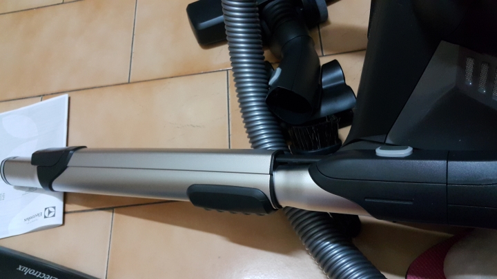 Electrolux瑞典伊萊克斯頂級及塵盒電動除螨吸塵器 ZUF4207ACT【歐洲原裝】開箱文及使用心得