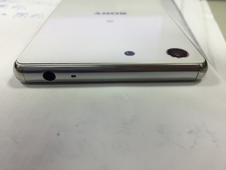 有Sony M5 背蓋貼合不平的災情嗎