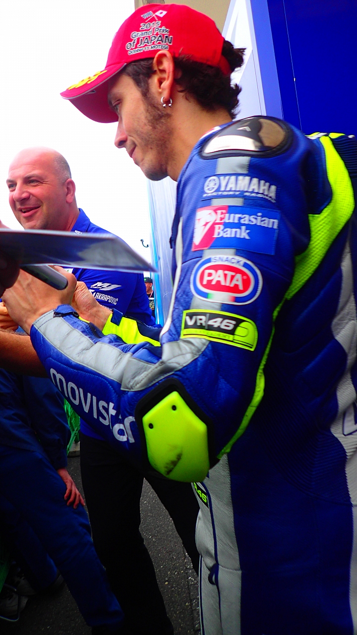 【暗爽得內傷文】MOTOGP Rossi 簽名入手   全日本壓馬路(株)