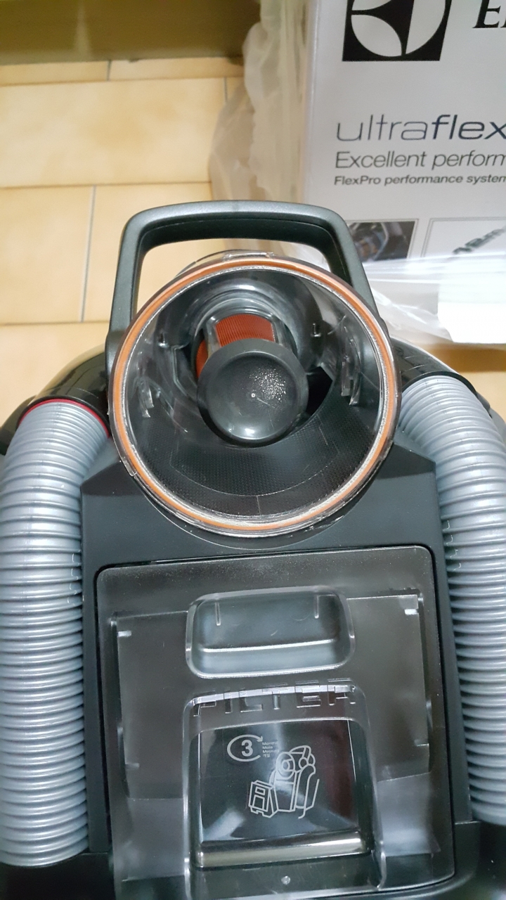 Electrolux瑞典伊萊克斯頂級及塵盒電動除螨吸塵器 ZUF4207ACT【歐洲原裝】開箱文及使用心得