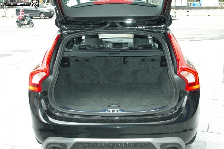 VOLVO V60 T6 R-Design 306 HP強悍馬力勁道十足