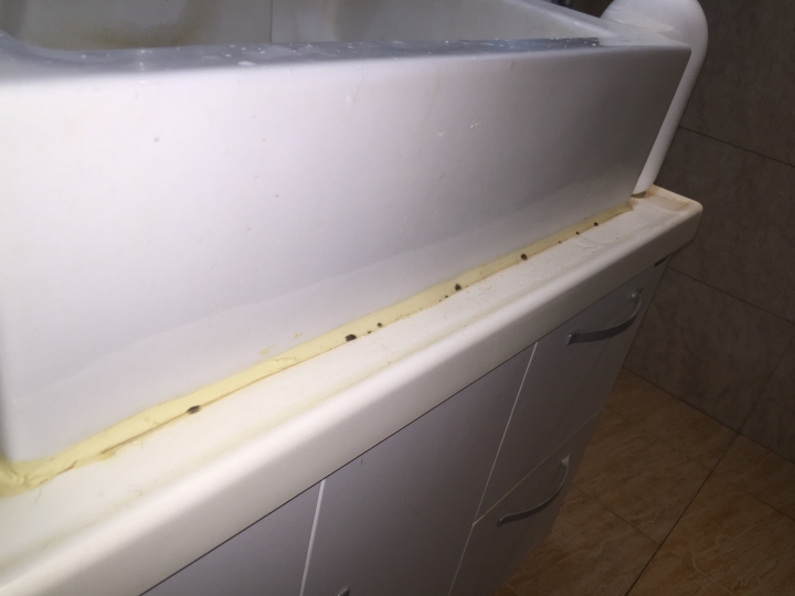 請問矽利康該如何刮除?小師傅亂塗...想自己DIY。(已更新)