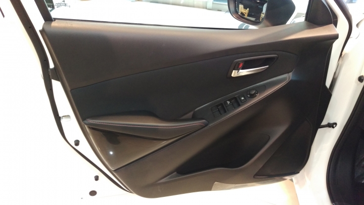 Mazda 2 賞車分享