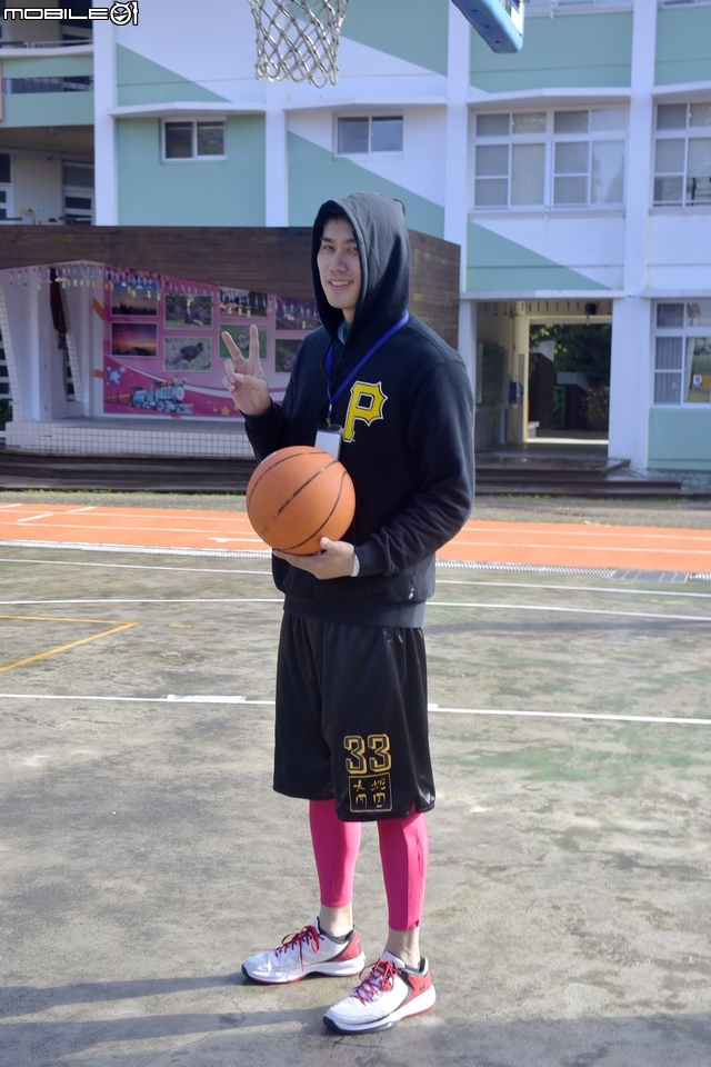 來去尬籃球吧!開著Colt Plus X-Sports勁攻版去阿里山最高的學府香林國小來個三對三鬥牛挑戰賽!