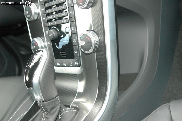 VOLVO V60 T6 R-Design 306 HP強悍馬力勁道十足