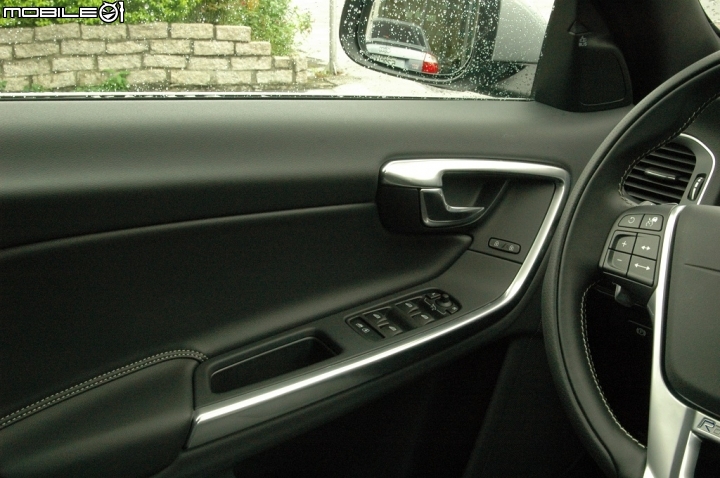 VOLVO V60 T6 R-Design 306 HP強悍馬力勁道十足