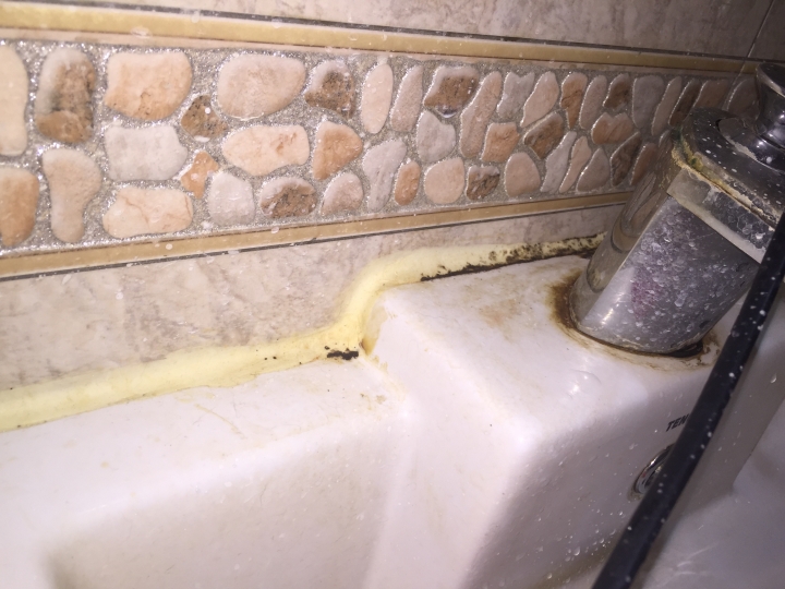 請問矽利康該如何刮除?小師傅亂塗...想自己DIY。(已更新)