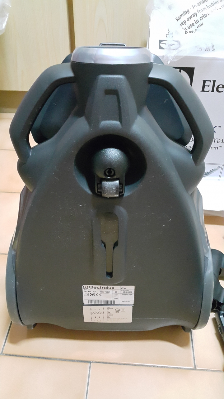 Electrolux瑞典伊萊克斯頂級及塵盒電動除螨吸塵器 ZUF4207ACT【歐洲原裝】開箱文及使用心得