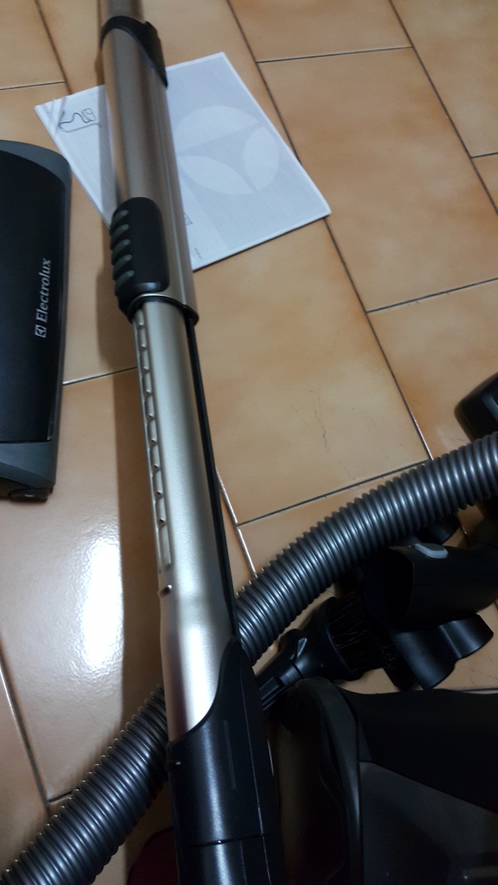 Electrolux瑞典伊萊克斯頂級及塵盒電動除螨吸塵器 ZUF4207ACT【歐洲原裝】開箱文及使用心得