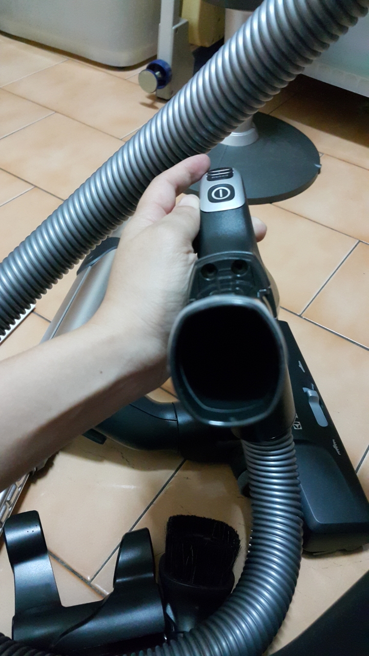 Electrolux瑞典伊萊克斯頂級及塵盒電動除螨吸塵器 ZUF4207ACT【歐洲原裝】開箱文及使用心得
