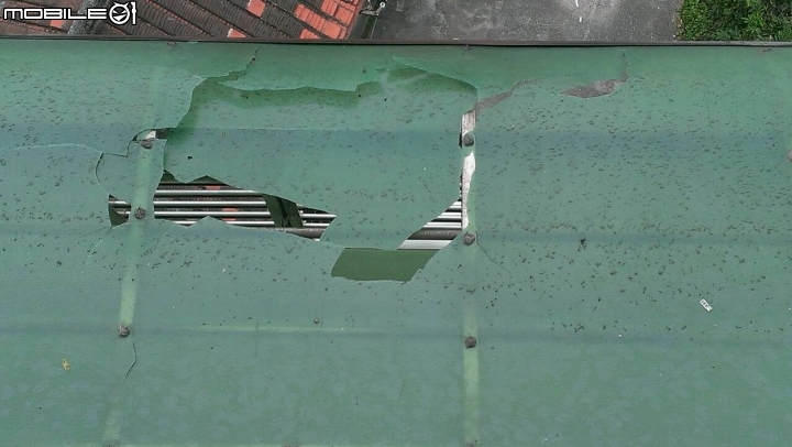 後陽台遮雨棚像被樓上砸破了該如何處理?