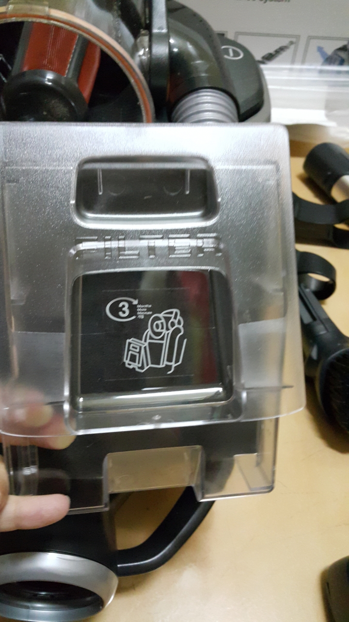 Electrolux瑞典伊萊克斯頂級及塵盒電動除螨吸塵器 ZUF4207ACT【歐洲原裝】開箱文及使用心得