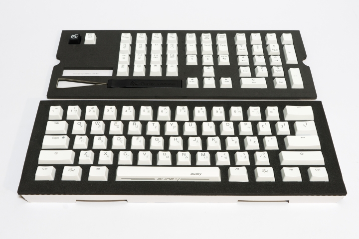 【開箱】Razer 黑寡婦 TE Stealth Chroma + Shine 4 & KBT 古式鍵帽