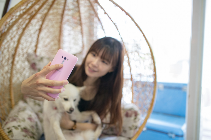 最超值的自拍神機,ASUS ZenFone Selfie 女孩不需再煩惱素顏自拍問題