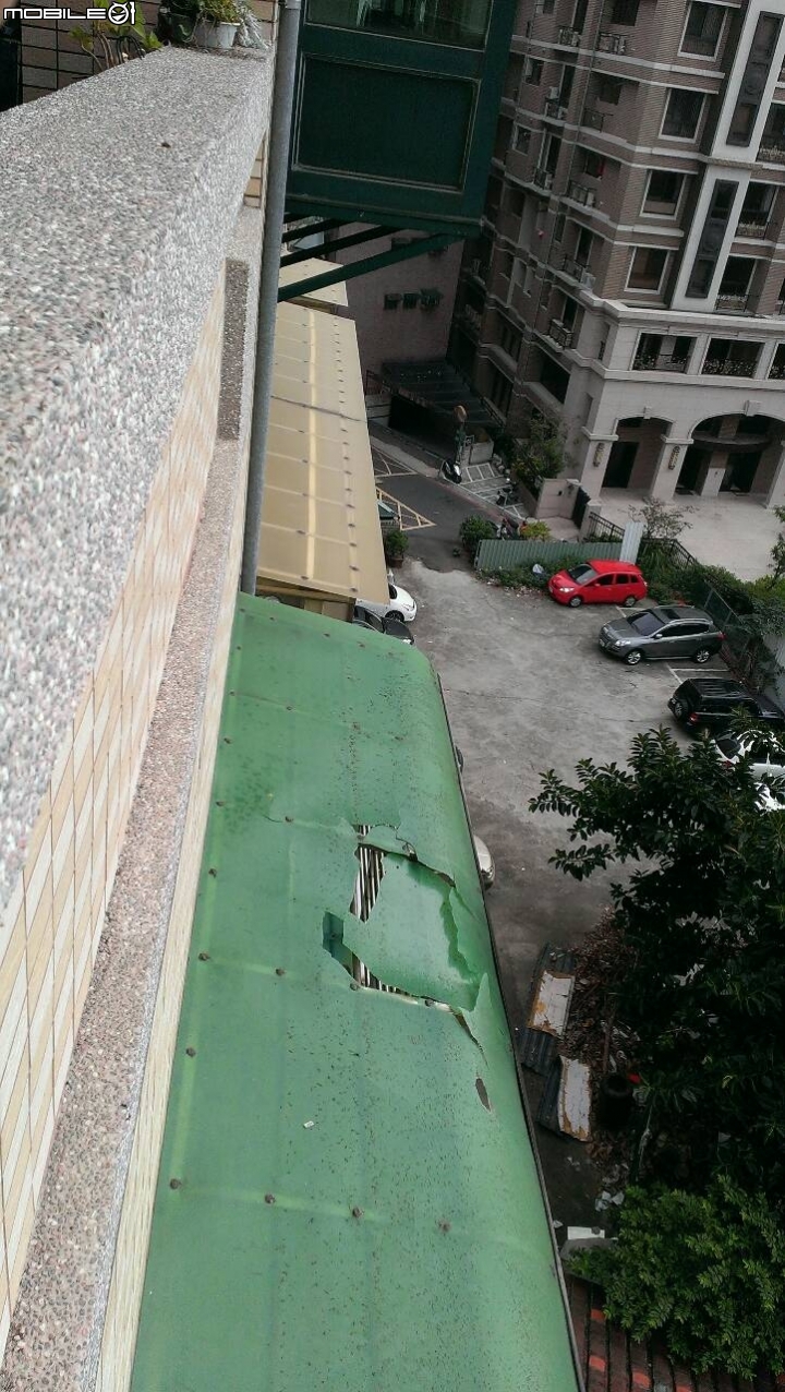 後陽台遮雨棚像被樓上砸破了該如何處理?