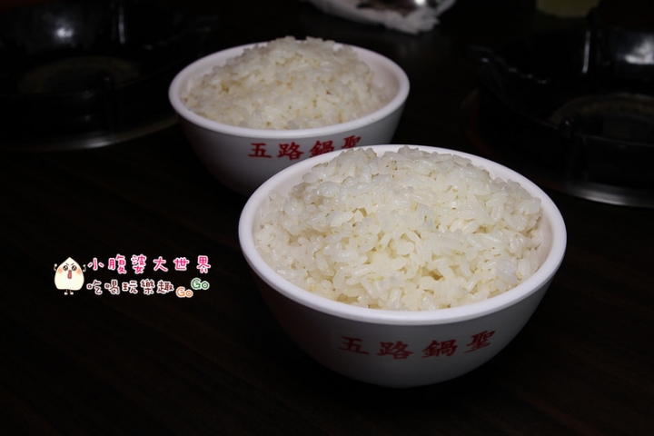 【台中美食】現輾台灣米熊青,現輾現煮進駐知名平價小火鍋「五路鍋聖工學店」嚐鮮趣。
