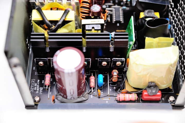 售價更加近人,全漢 AURUM V 金鈦極 V 550W 電源供應器開箱測試